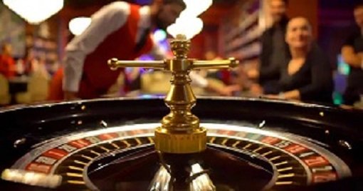 Pengguna membaca saldo dompet digital